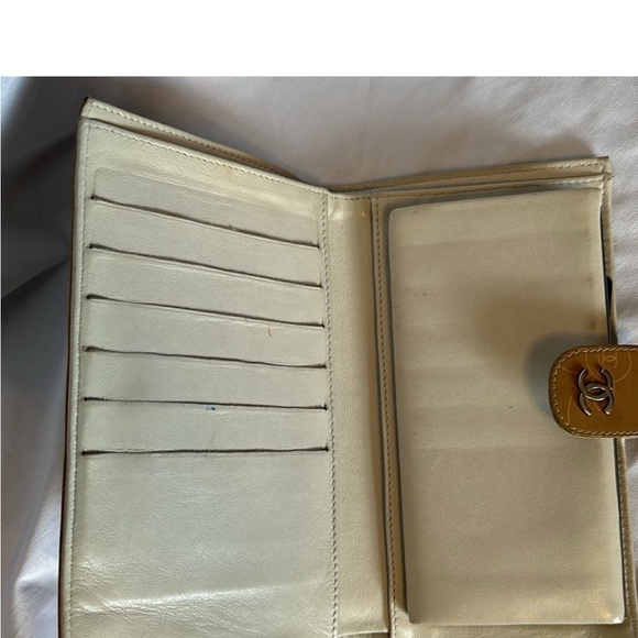 Authentic CHANEL CC Logo with kiss-lock wallet. Comes with authenticity card. - Picture 4 of 10
